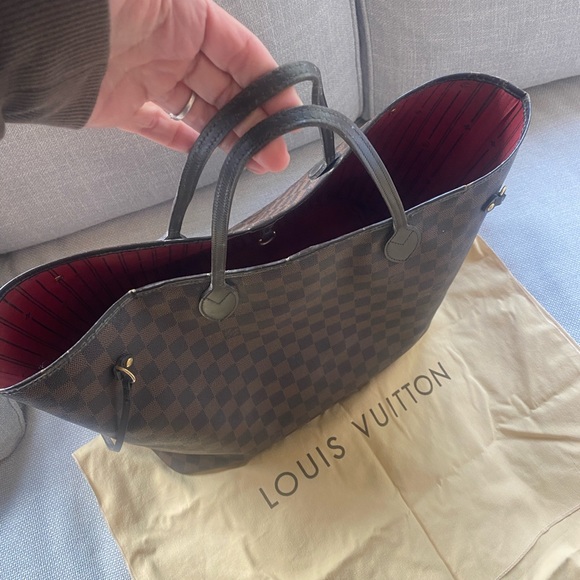 Authentic Louis Vuitton Neverfull
GM Red Damier - Picture 3 of 4